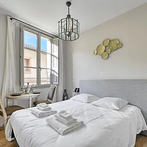 Au Coeur Des Papes, Dans Batisse De Charme & En Coeur De Apartamento